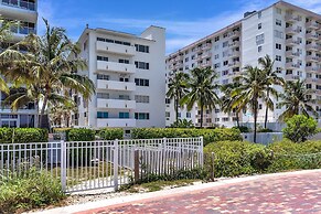 Deco South Of Fifth Beach Access