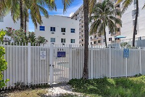 Deco South Of Fifth Beach Access