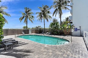 Deco South Of Fifth Beach Access