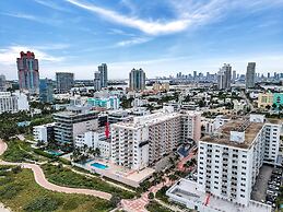 Deco South Of Fifth Beach Access