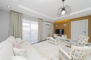 Flat w Pool and Balcony 10 min to Beach in Serik