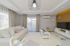 Flat w Pool and Balcony 10 min to Beach in Serik