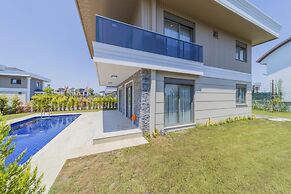 Flat w Pool and Balcony 10 min to Beach in Serik