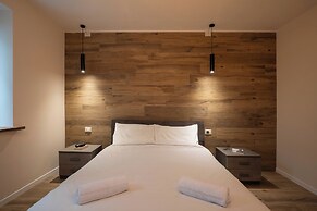 SnowLake Suite & Apartments