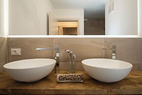 SnowLake Suite & Apartments