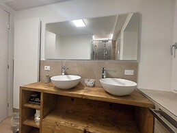 SnowLake Suite & Apartments
