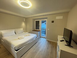 SnowLake Suite & Apartments