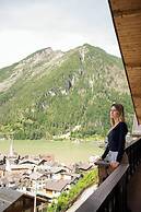SnowLake Suite & Apartments