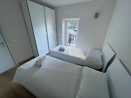 SnowLake Suite & Apartments