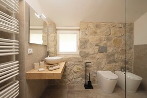 SnowLake Suite & Apartments