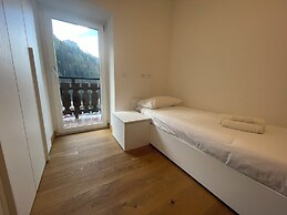 SnowLake Suite & Apartments