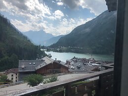 SnowLake Suite & Apartments