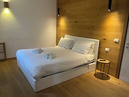 SnowLake Suite & Apartments