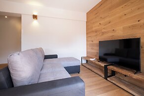 SnowLake Suite & Apartments