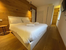 SnowLake Suite & Apartments