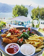 Majestic Lakefront Hotel & Suites