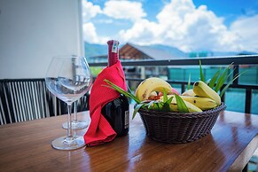 Majestic Lakefront Hotel & Suites