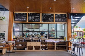 Majestic Lakefront Hotel & Suites