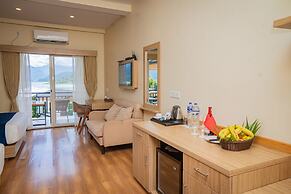 Majestic Lakefront Hotel & Suites