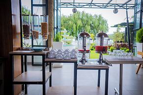 Majestic Lakefront Hotel & Suites