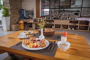 Majestic Lakefront Hotel & Suites