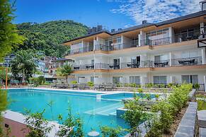 Majestic Lakefront Hotel & Suites