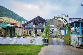 Majestic Lakefront Hotel & Suites