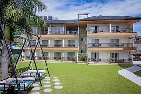 Majestic Lakefront Hotel & Suites