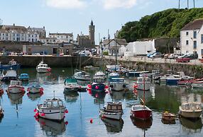 Pottsville Cabin - Short Walk to Praa Sands Beach