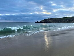 Pottsville Cabin - Short Walk to Praa Sands Beach