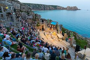 Pottsville Cabin - Short Walk to Praa Sands Beach