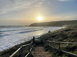Pottsville Cabin - Short Walk to Praa Sands Beach