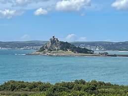Pottsville Cabin - Short Walk to Praa Sands Beach
