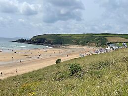 Pottsville Cabin - Short Walk to Praa Sands Beach