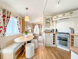 Pottsville Cabin - Short Walk to Praa Sands Beach