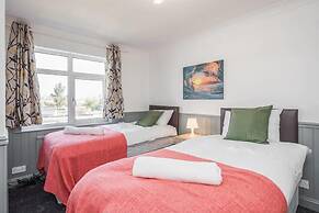 Cosy 3 Bedroom Home With Wifi, Parking & Garden
