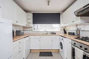 Cosy 3 Bedroom Home With Wifi, Parking & Garden
