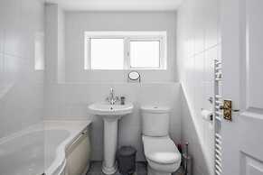 Cosy 3 Bedroom Home With Wifi, Parking & Garden