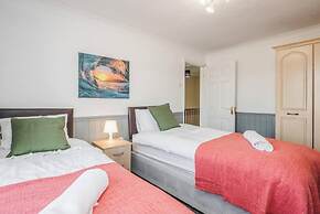 Cosy 3 Bedroom Home With Wifi, Parking & Garden