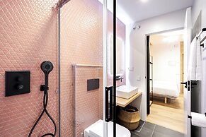 Vallecas Suites by Olala Homes