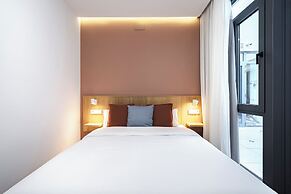 Vallecas Suites by Olala Homes