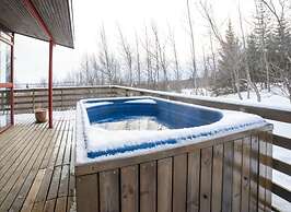 Traditional Cottage with Jacuzzi andLake