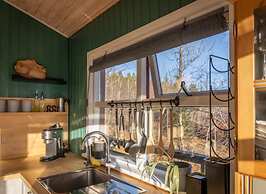 Traditional Cottage with Jacuzzi andLake