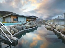 Traditional Cottage with Jacuzzi andLake