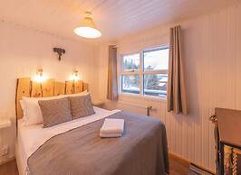 Traditional Cottage with Jacuzzi andLake