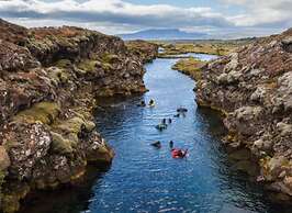 Traditional Cottage with Jacuzzi andLake