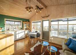 Traditional Cottage with Jacuzzi andLake