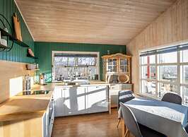 Traditional Cottage with Jacuzzi andLake