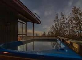 Traditional Cottage with Jacuzzi andLake