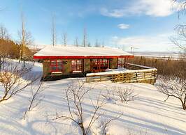 Traditional Cottage with Jacuzzi andLake